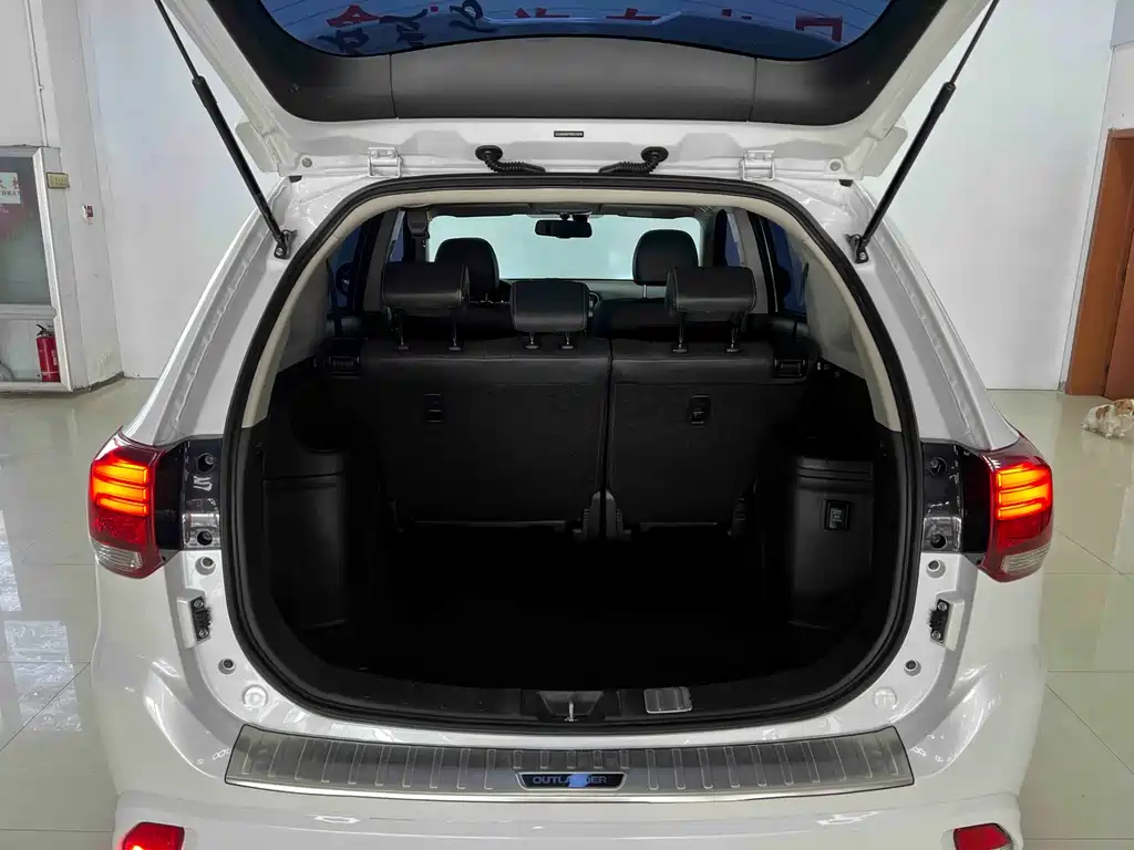 MITSUBISHI OUTLANDER