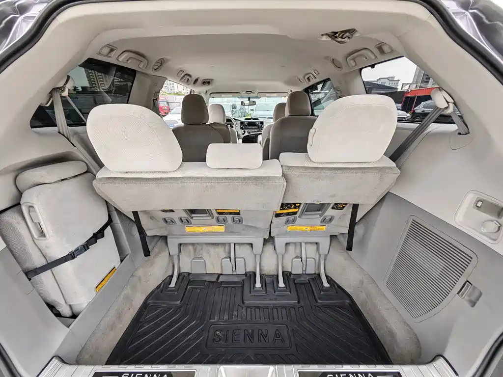Toyota Sienna — миниатюра 17