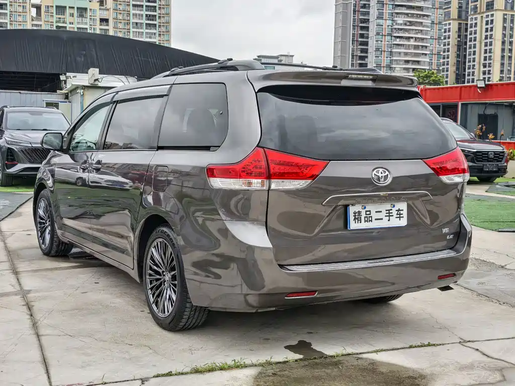 Toyota Sienna — миниатюра 6