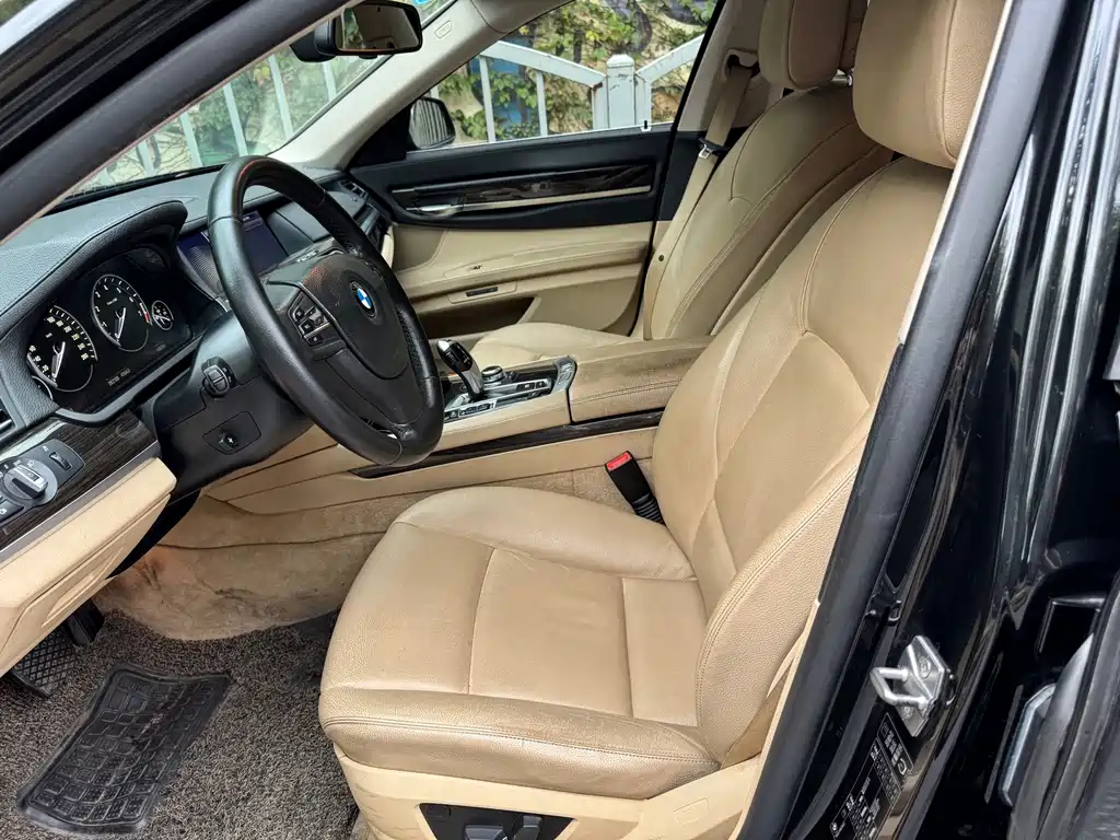BMW 7 Series — миниатюра 6