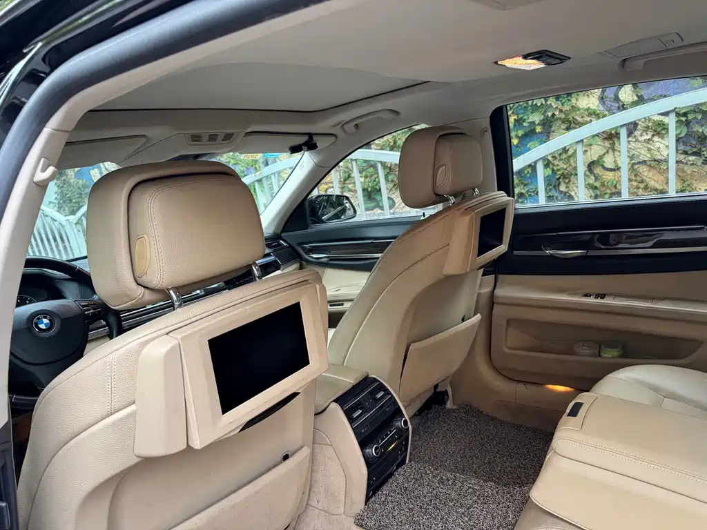BMW 7 Series — миниатюра 8