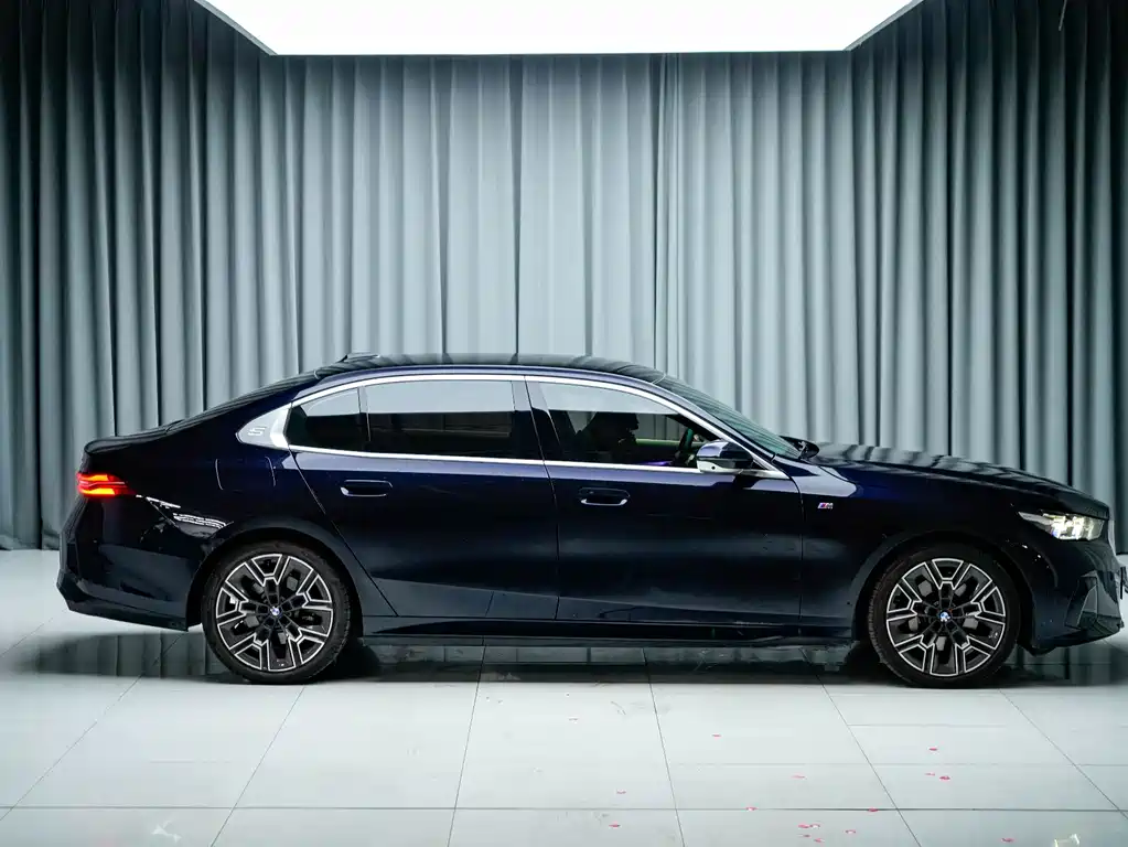 BMW 5 Series — миниатюра 4