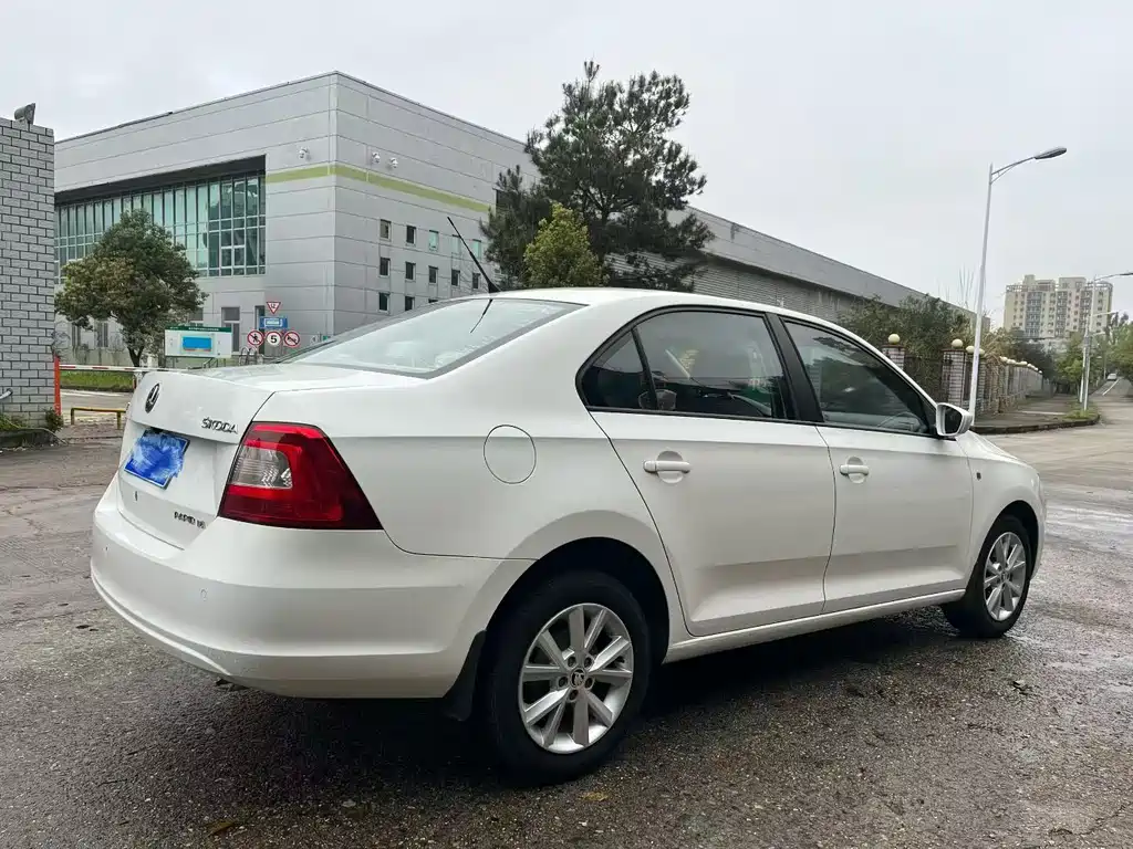 Skoda Rapid — миниатюра 3