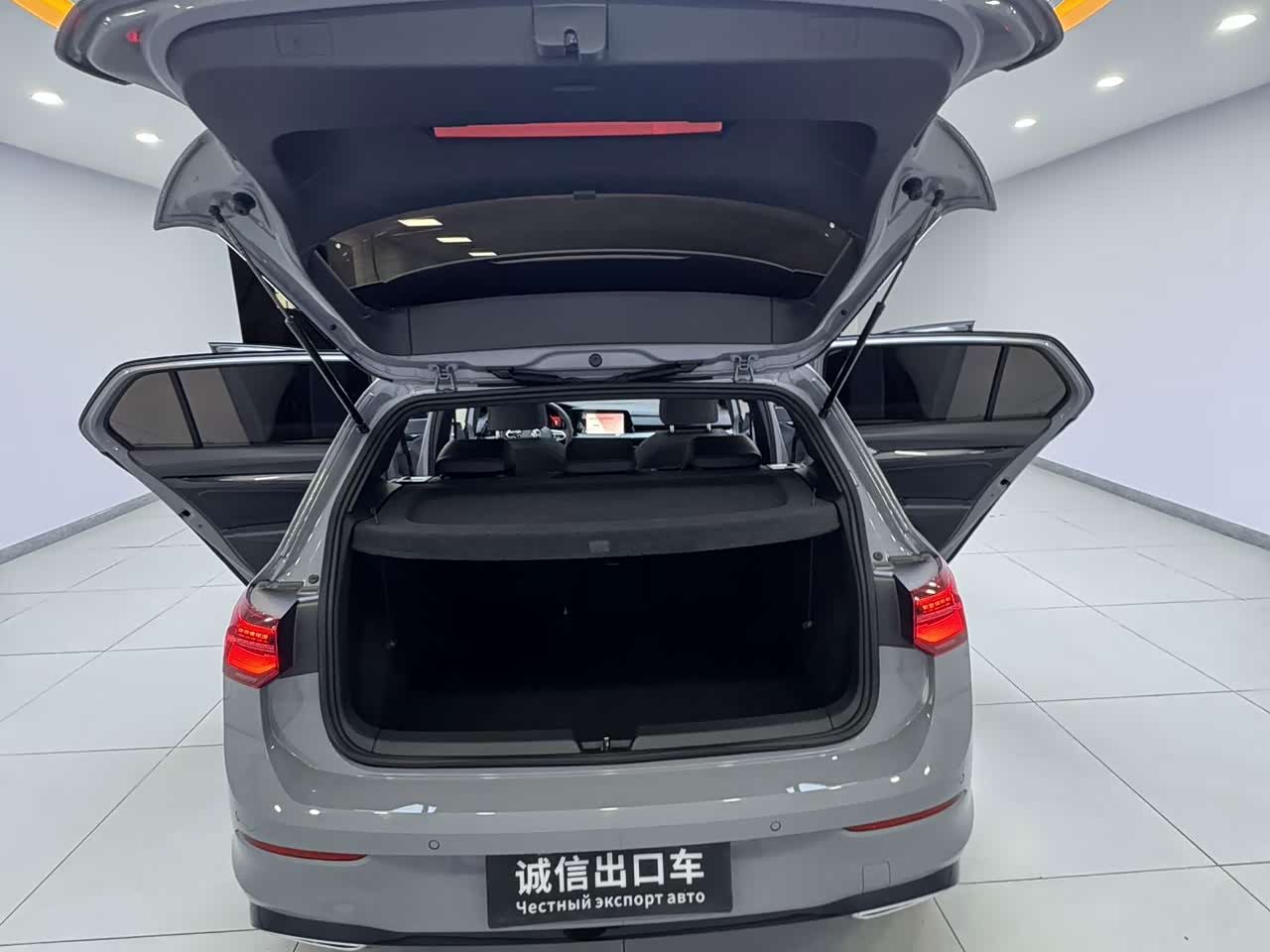 Volkswagen Golf 1.4 л 2023 г. Серебристо-серый, пробег 17000 км