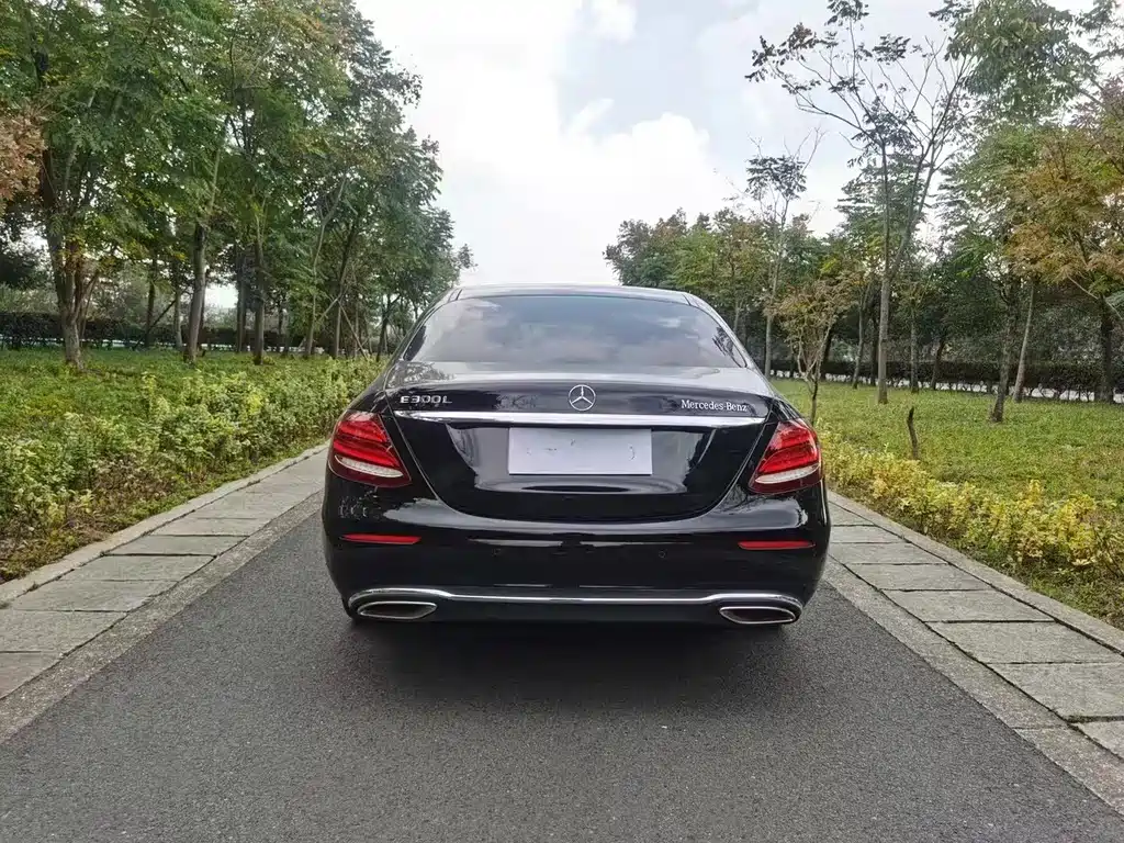 Mercedes-Benz E-Class — миниатюра 8