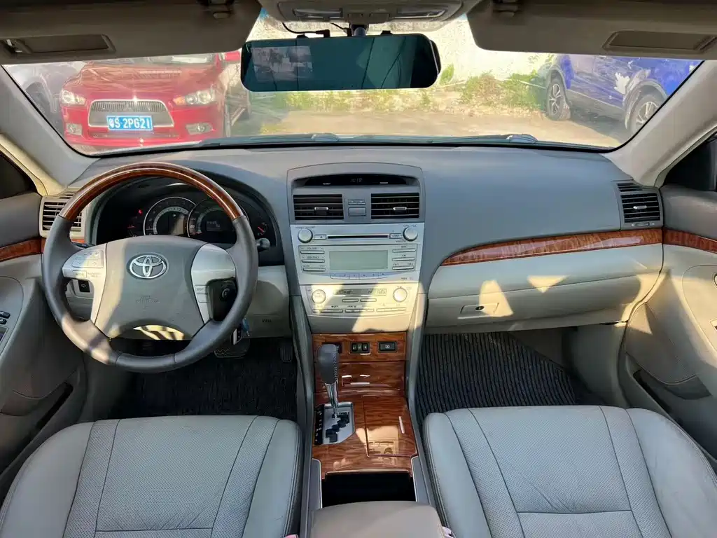 Toyota Camry — миниатюра 5