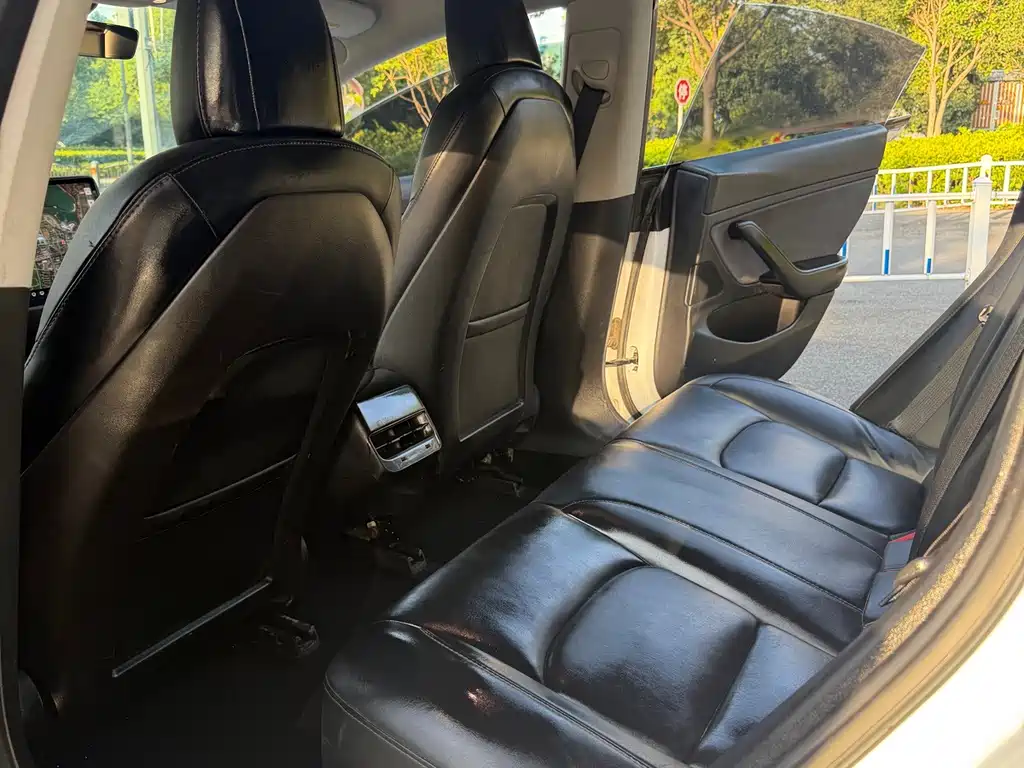 Tesla Model 3 — миниатюра 9