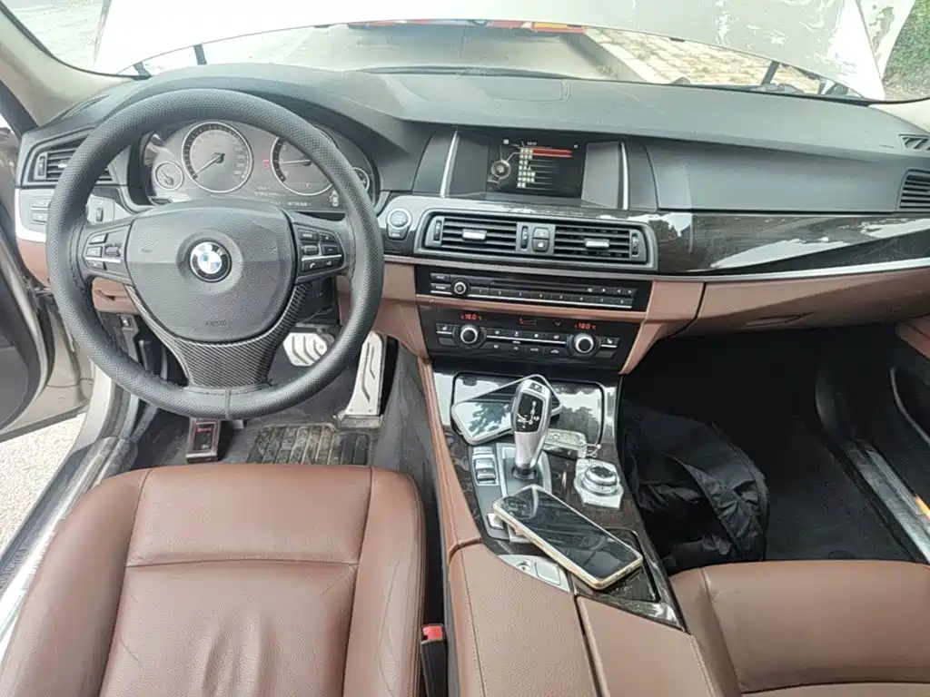 BMW 5 Series — миниатюра 10