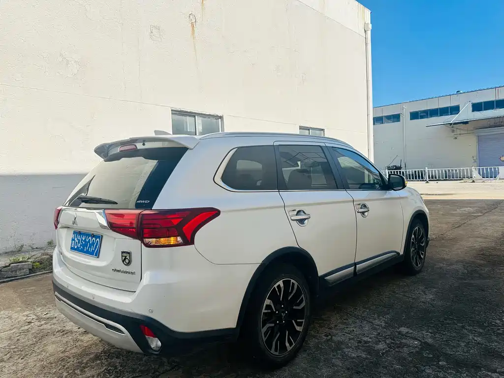 MITSUBISHI OUTLANDER