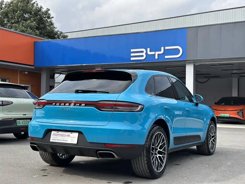 PORSCHE MACAN