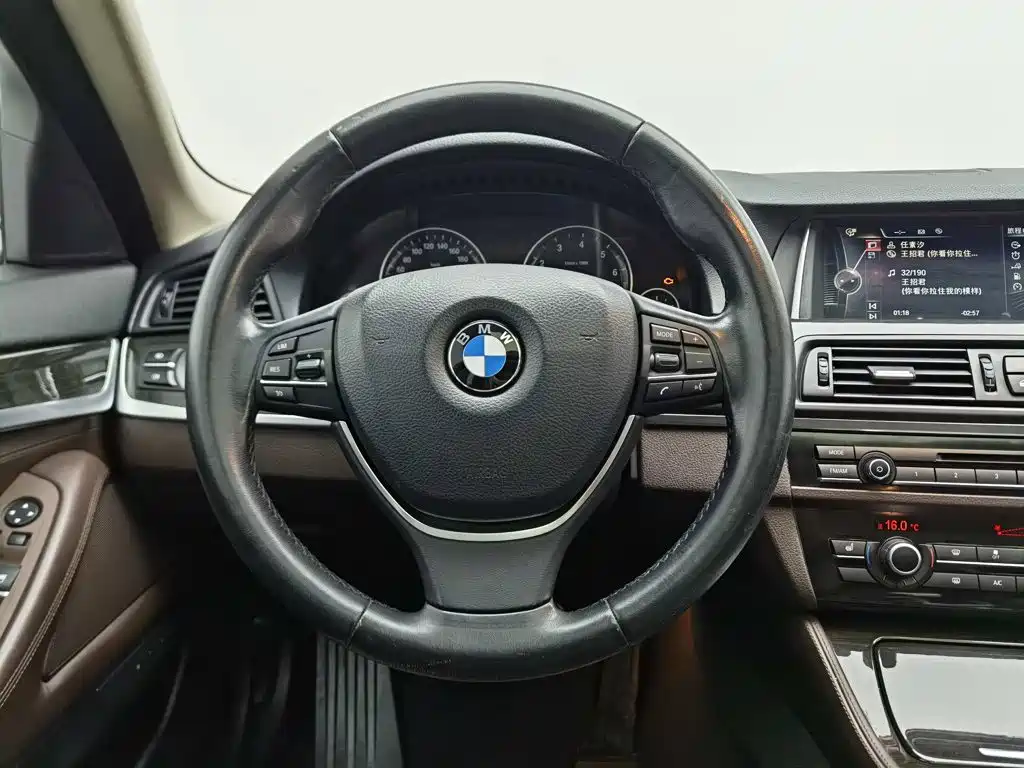 BMW 5 Series — миниатюра 11
