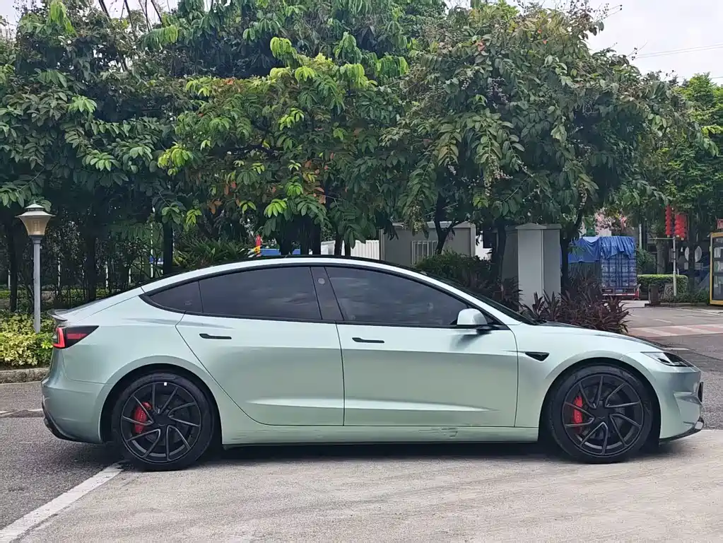 Tesla Model 3 — миниатюра 7