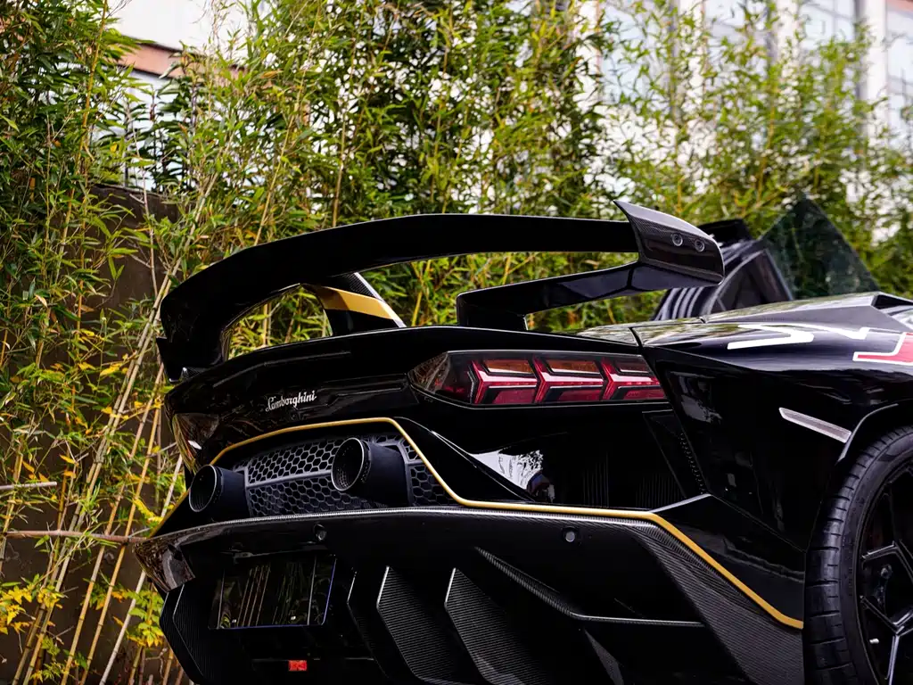 LAMBORGHINI AVENTADOR