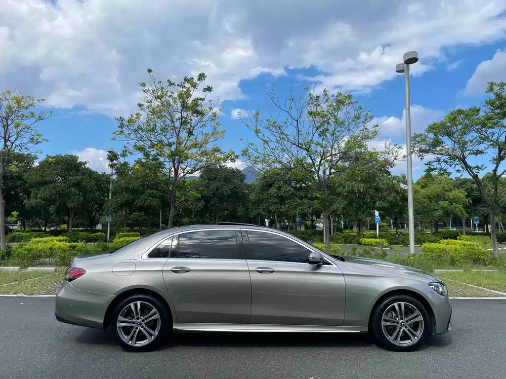 Mercedes-Benz E-Class — миниатюра 11
