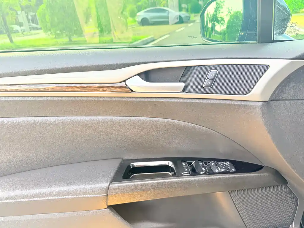 Ford Mondeo — миниатюра 10