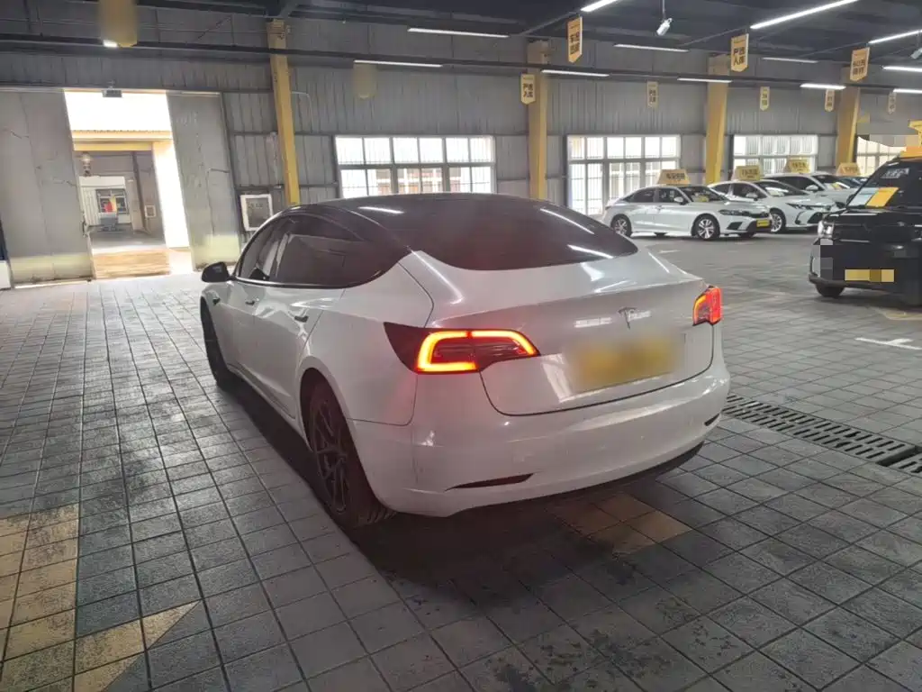 Tesla Model 3 — миниатюра 5