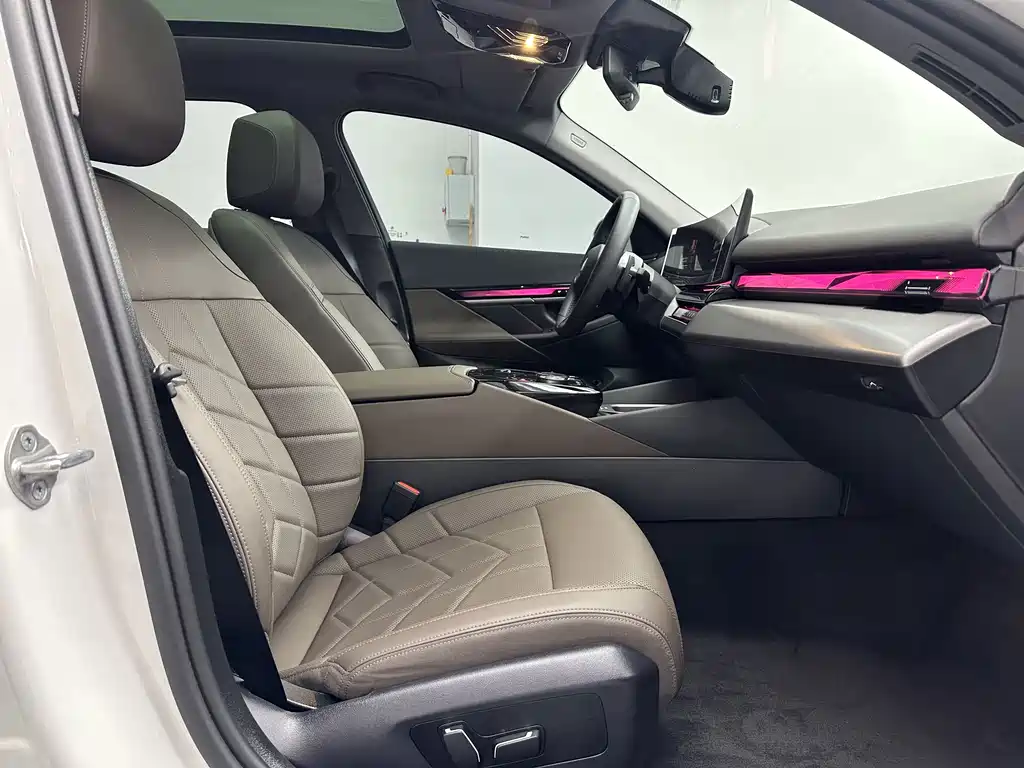 BMW 5 Series — миниатюра 12