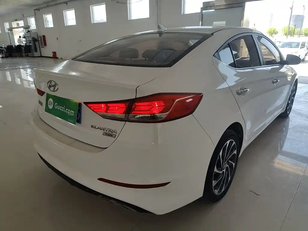 Hyundai Elantra — миниатюра 8