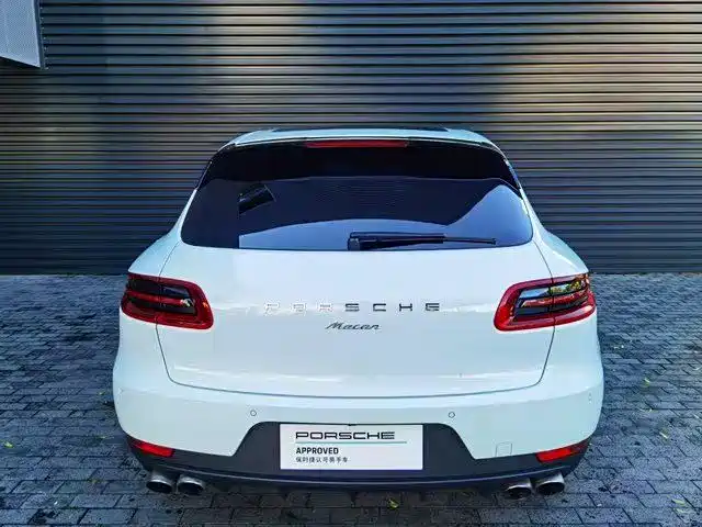 PORSCHE MACAN