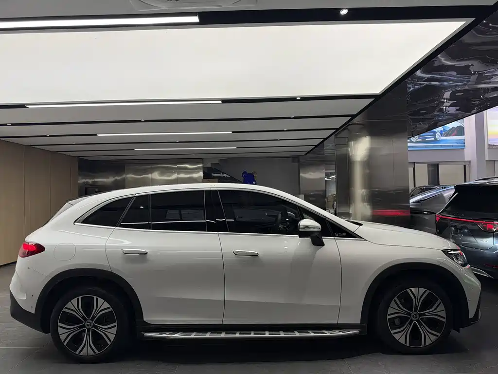 Mercedes-Benz EQE SUV — миниатюра 13