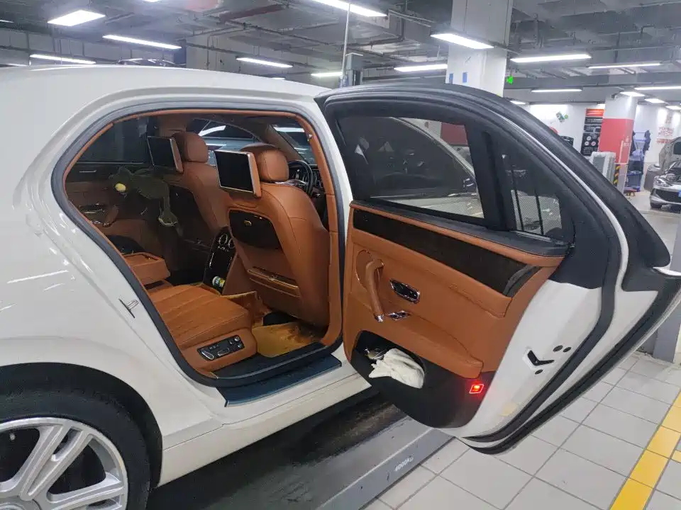 Bentley Flying Spur — миниатюра 9