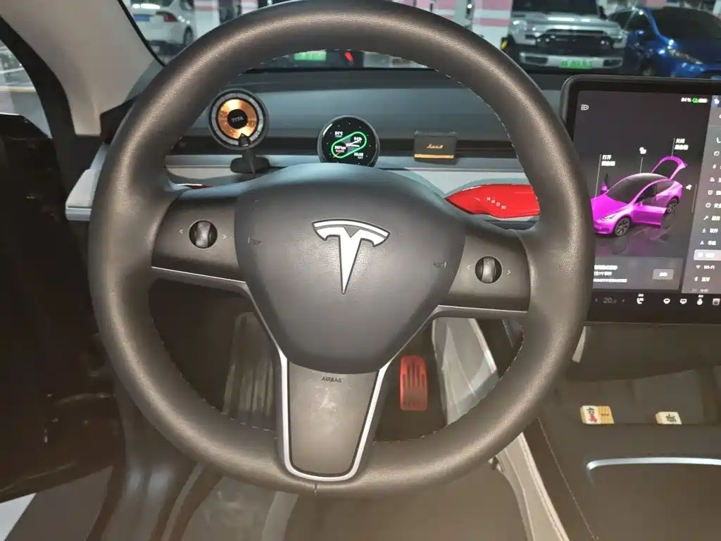 Tesla Model Y — миниатюра 6