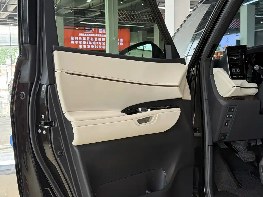 Lexus LM — миниатюра 26