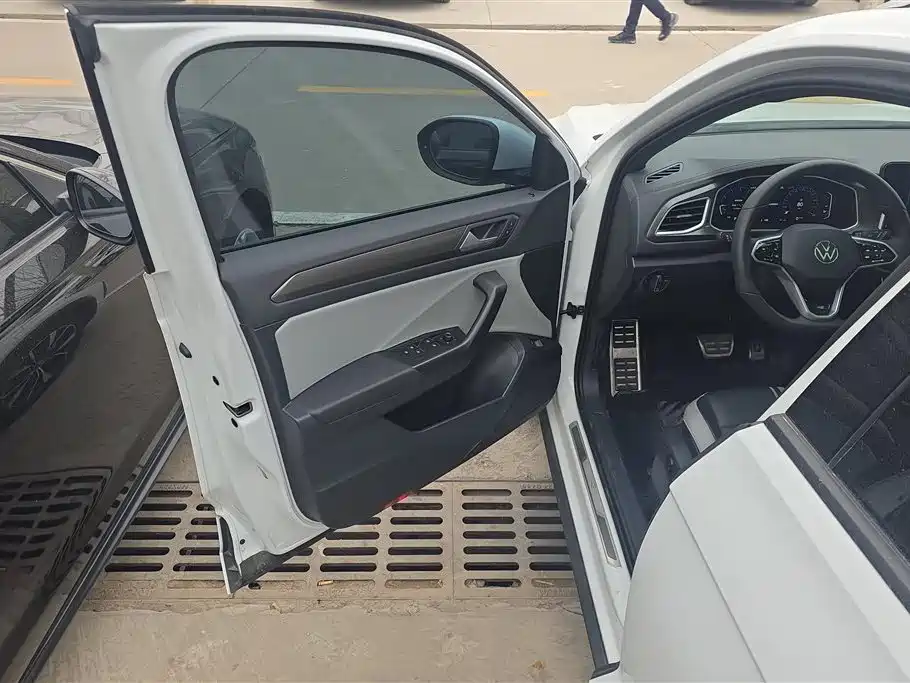 VOLKSWAGEN T ROC EXPLORING SONGS