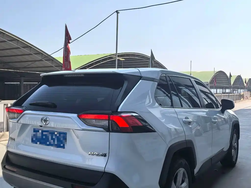 Toyota RAV4 — миниатюра 6