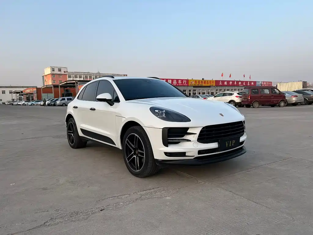 PORSCHE MACAN