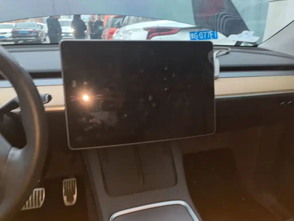 Tesla Model Y — миниатюра 13