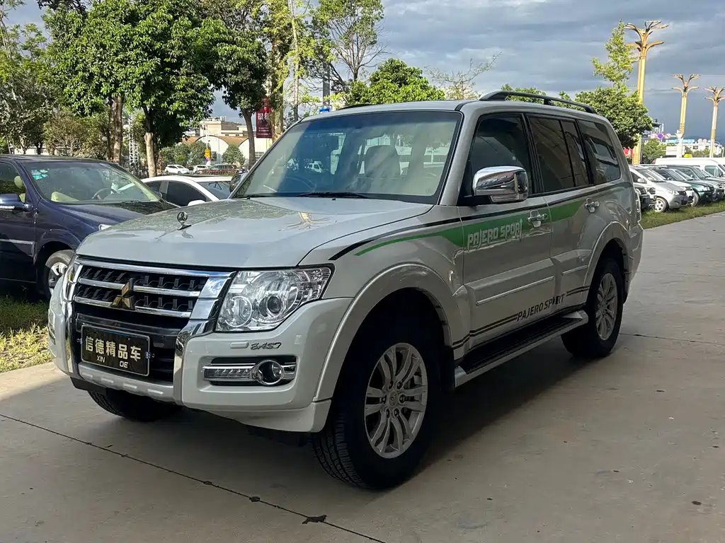 Mitsubishi Pajero (Import) 2020