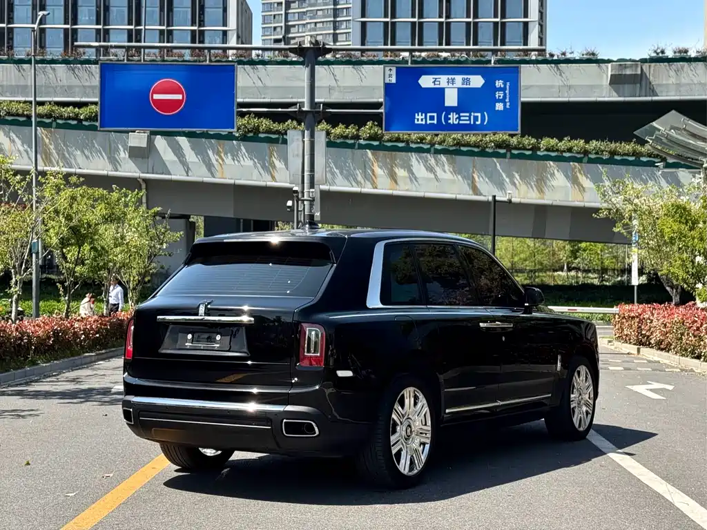 Rolls-Royce Cullinan 2024 мест