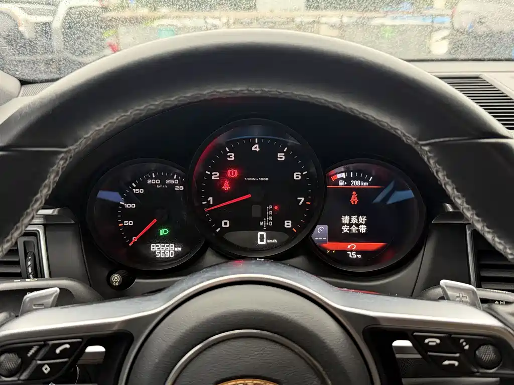 PORSCHE MACAN