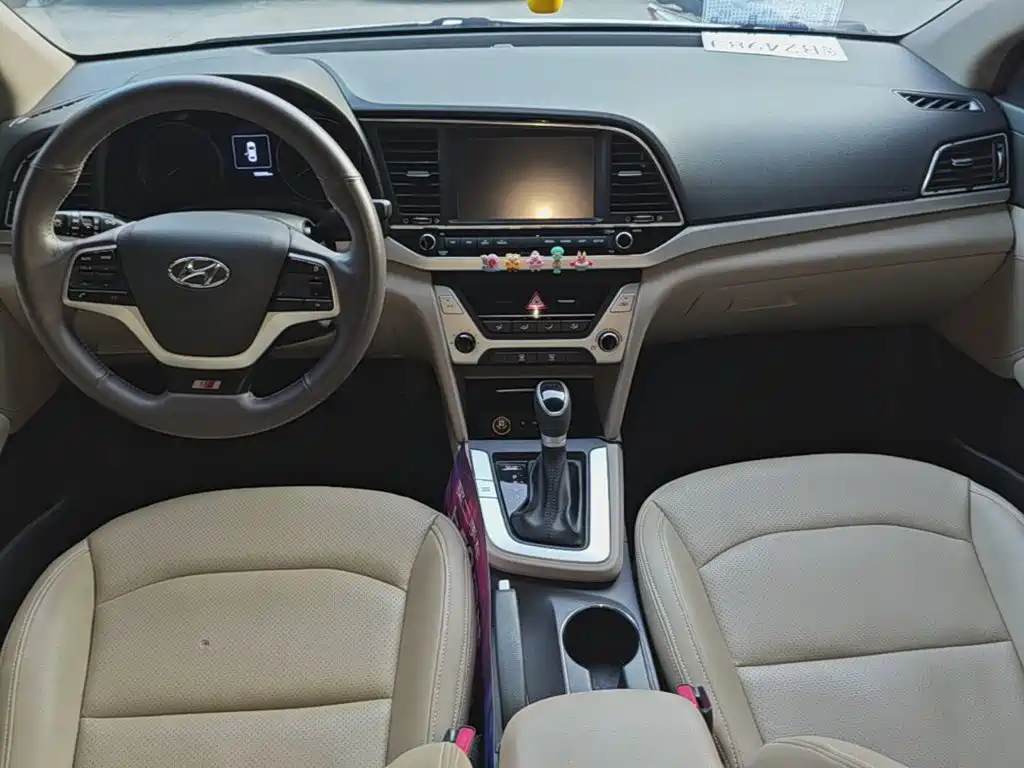 Hyundai Elantra — миниатюра 10