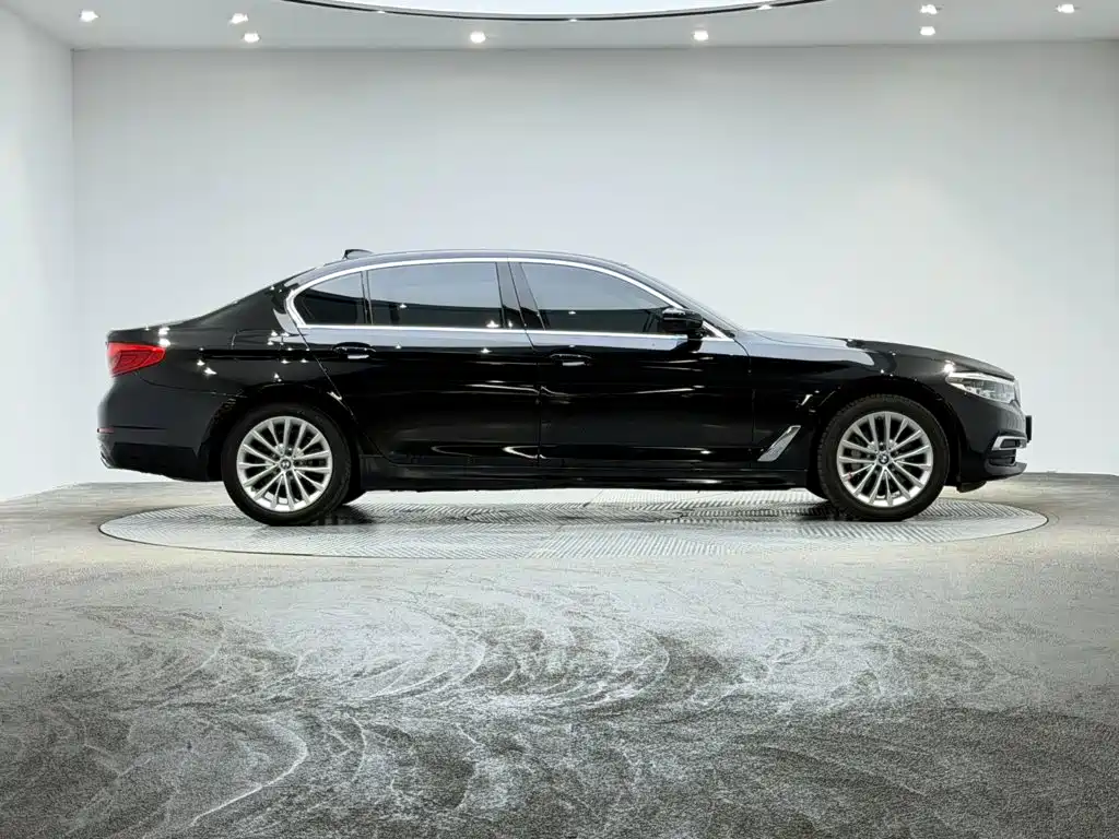 BMW 5 Series — миниатюра 4
