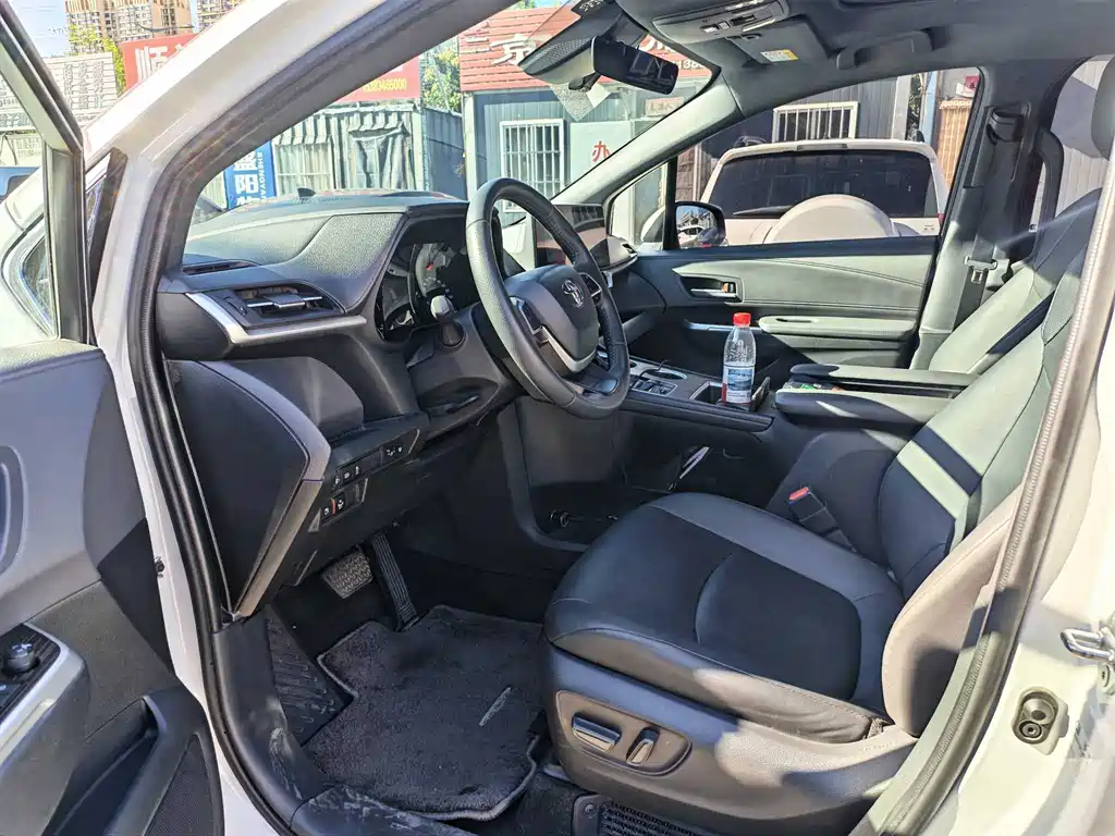 Toyota Sienna — миниатюра 7