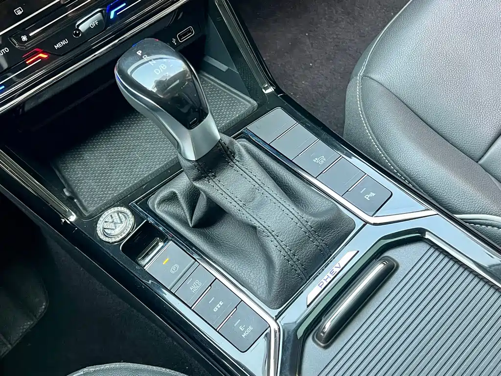 Volkswagen Passat PHEV — миниатюра 16