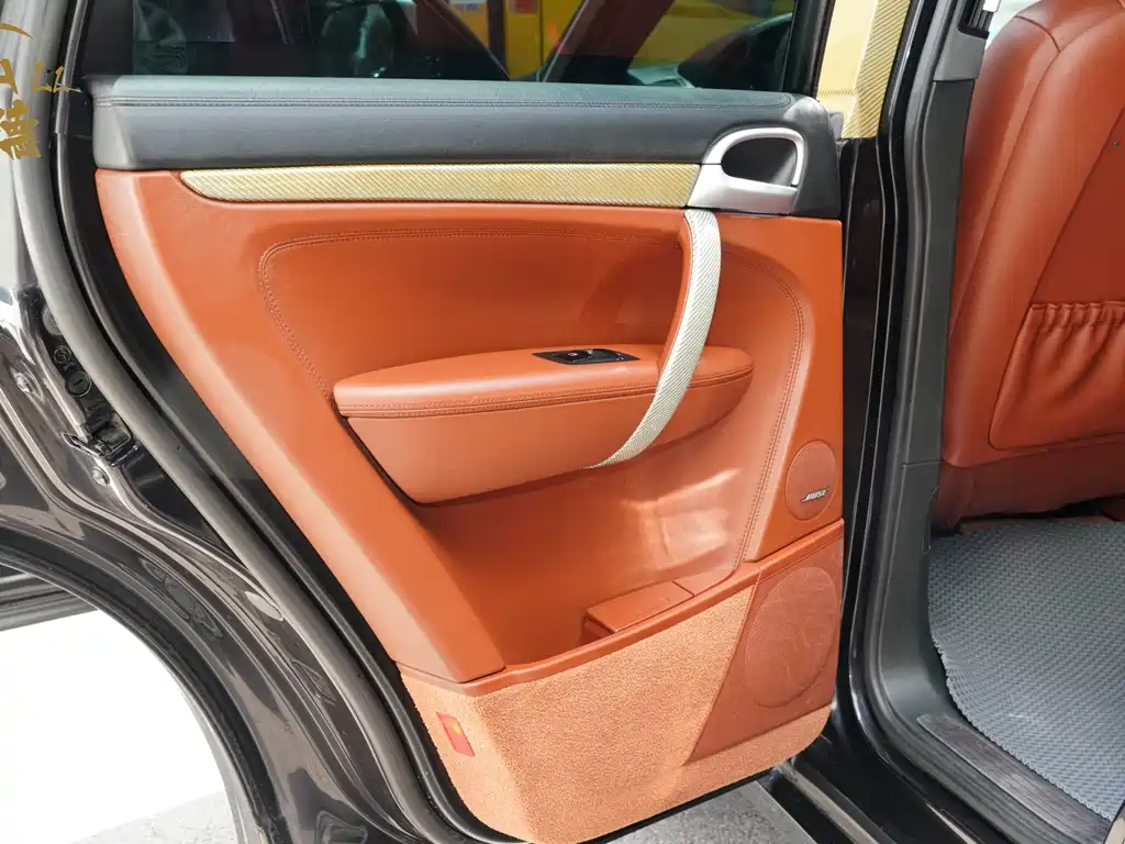 Porsche Cayenne — миниатюра 11