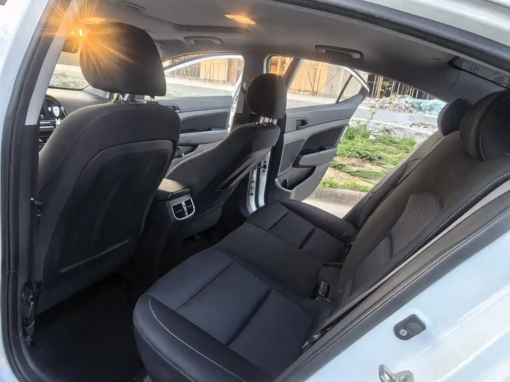 Hyundai Elantra — миниатюра 12