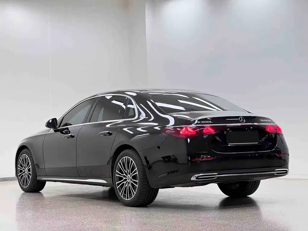 Mercedes-Benz E-Class — миниатюра 5