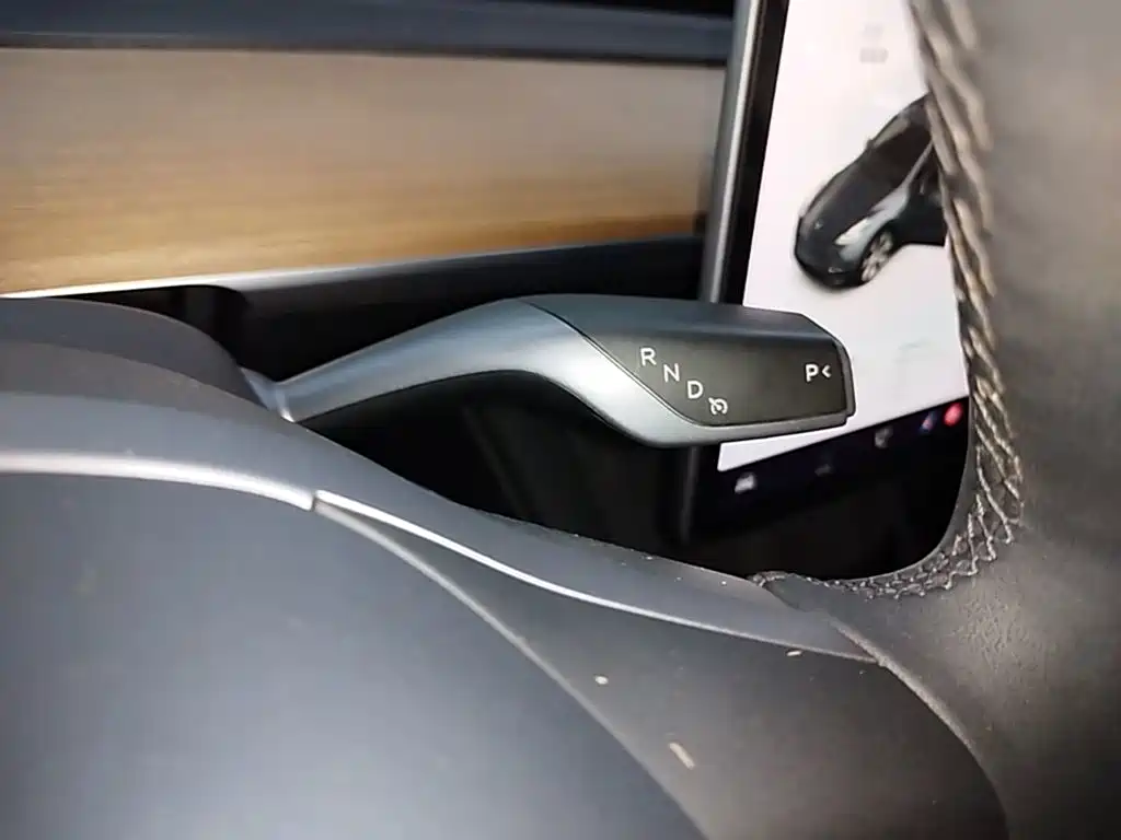 Tesla Model Y — миниатюра 14
