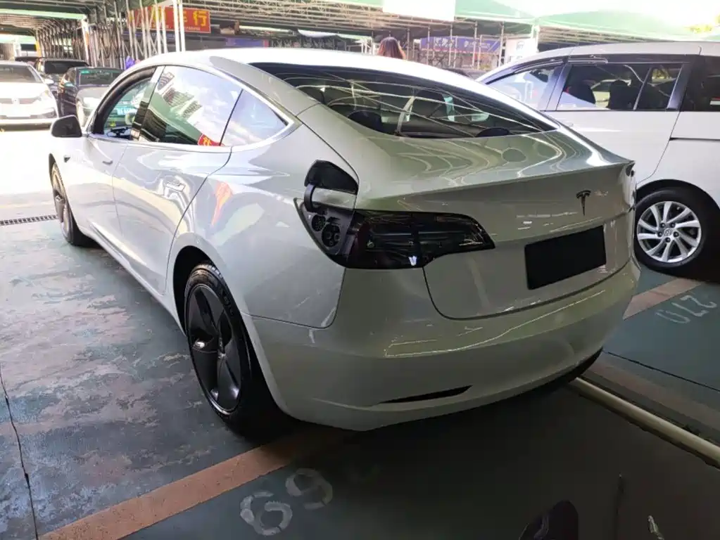 Tesla Model 3 — миниатюра 10