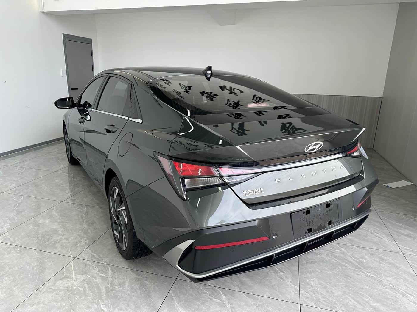 Hyundai Elantra 1.5 л 2024 г. Серебристо-серый, пробег 34000 км