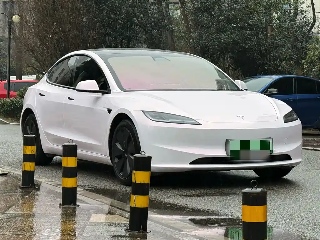 TESLA MODEL 3