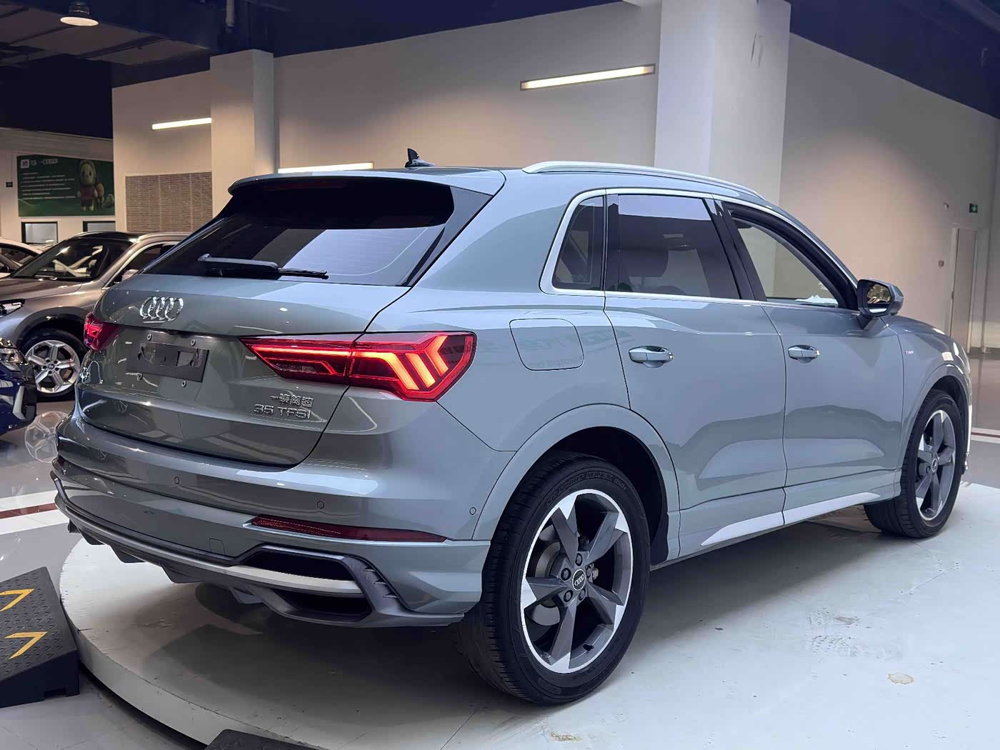 Audi Q3 1.4 л 2023 г. Зелёный, пробег 31000 км