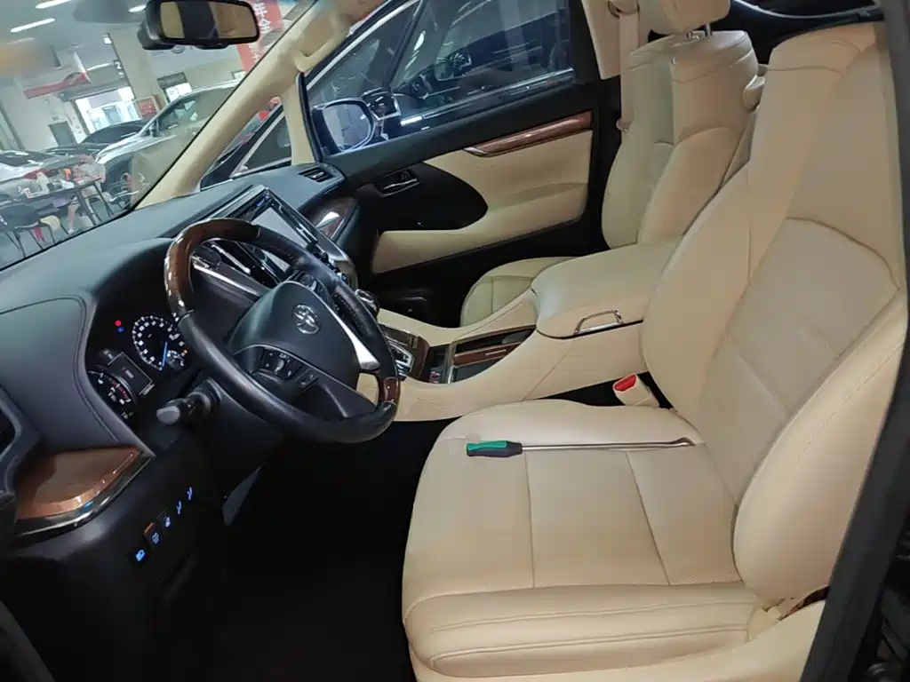 Toyota Alphard — миниатюра 15