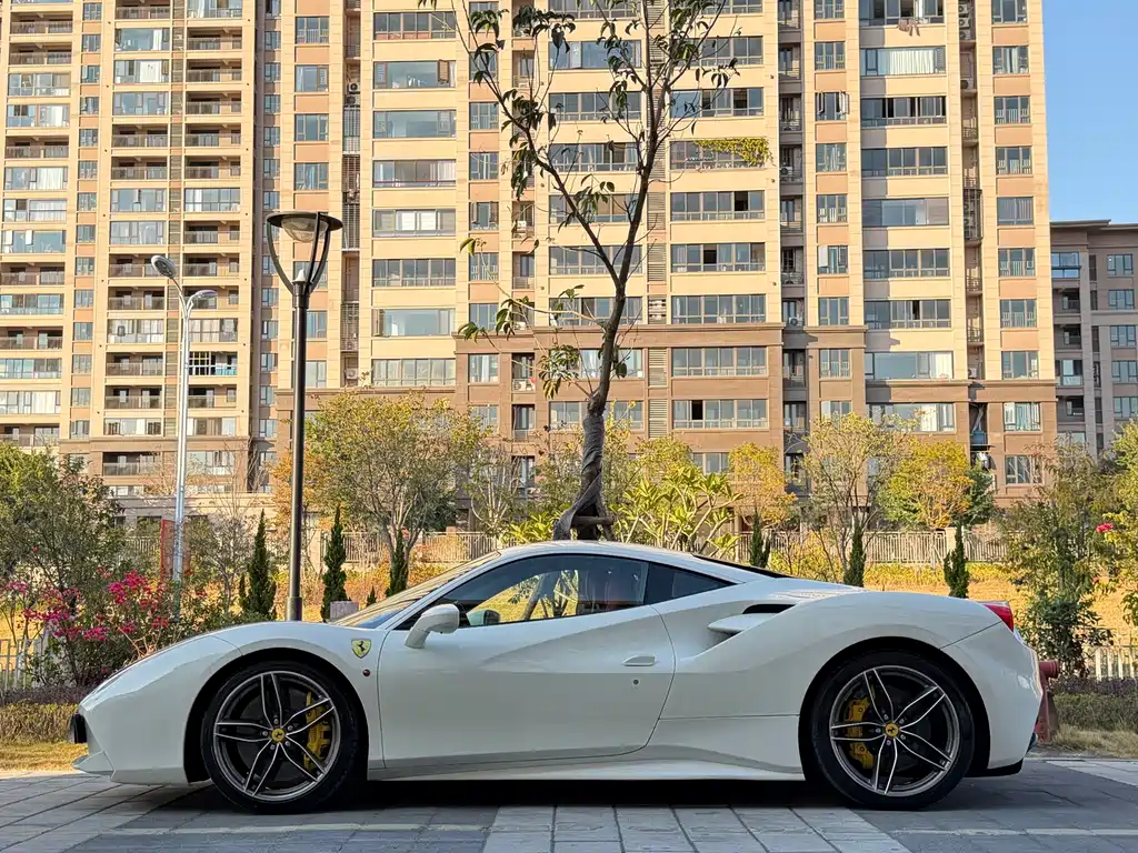 FERRARI 488