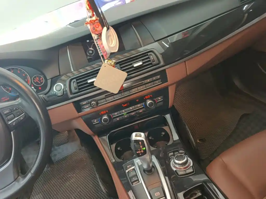 BMW 5 Series — миниатюра 13