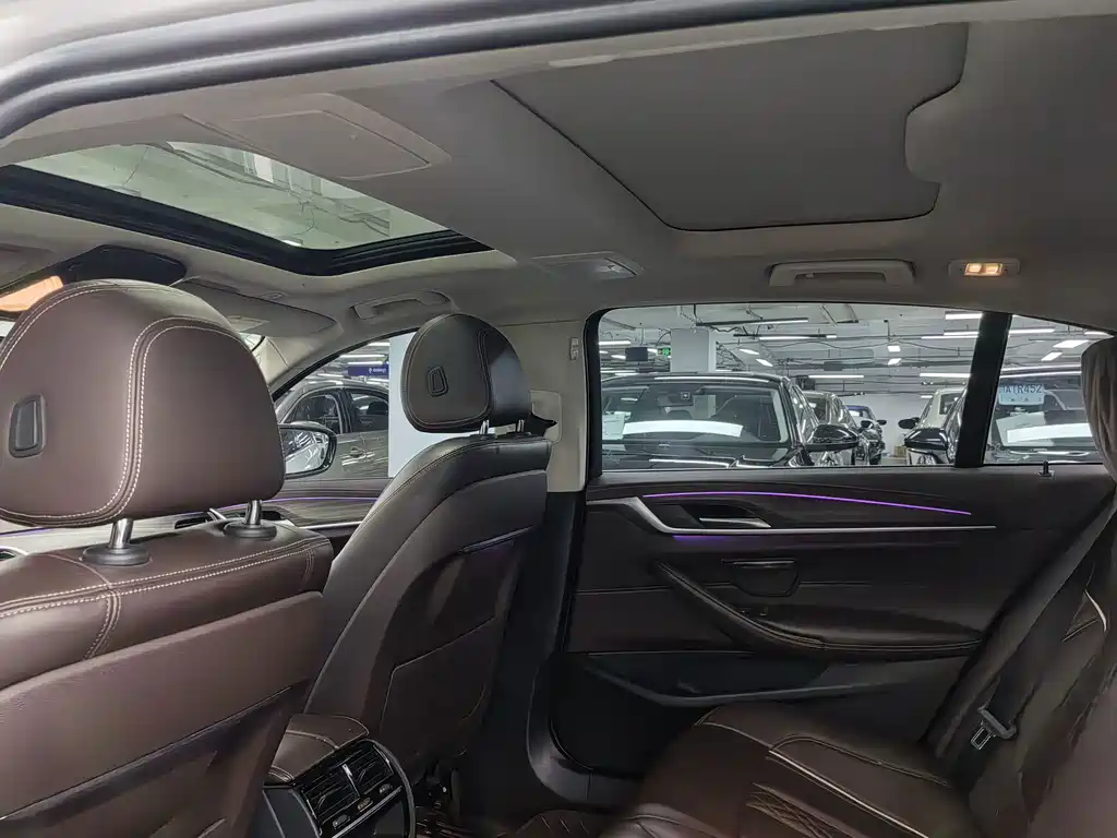 BMW 5 Series — миниатюра 11